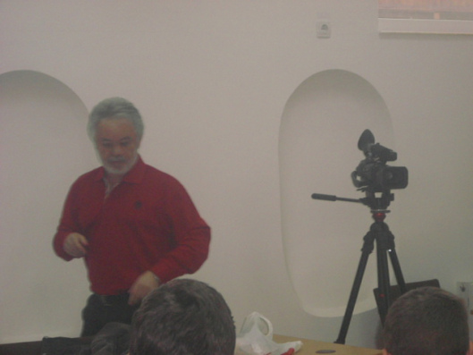 Prof. Florin Ardelean ne-a fost gazdă şi ghid în vizita la Facultatea de Jurnalism