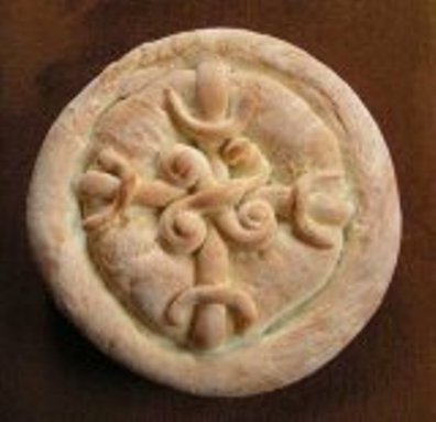 Semne antice pe pâinile rituale. Imagine preluata de pe blog-ul munteanul369-wordpress-com 