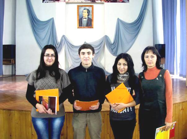 Echipa LLiceului Onisifor Ghibu, al[turi de prof. Luminiţa Feşnic (sursă foto: www.ovidan.ro)