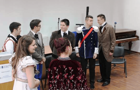 Elevii de la Ghibu au dat viaţă unor personaje istorice, sub coordonarea profesoarei de istorie .Livia Ivan, cu ocazia zilei Unirii Principatelor Romane.