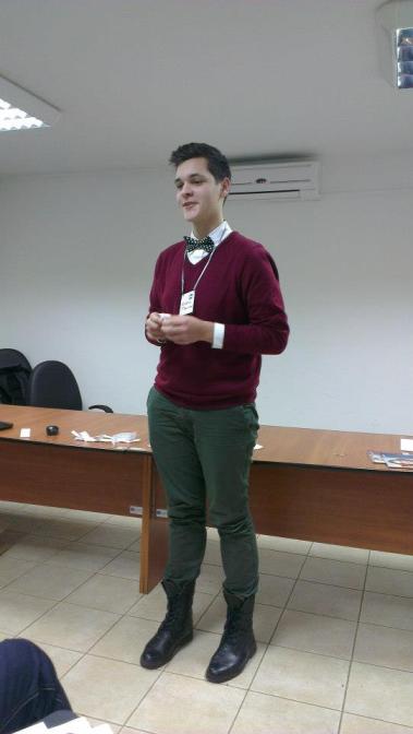Andrei Ţiburcă (din 11 B) a aflat de la primul curs al Toastmasters cum să îţi organizezi un discurs.