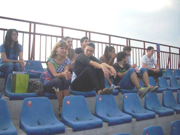 Îl urmărim din tribune.