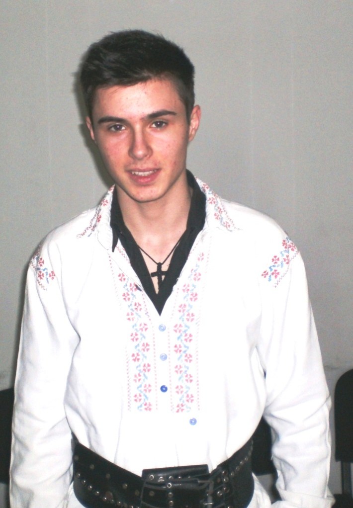 Mădălin Berdea a fost partenerul Ioanei Seican într-un număr de dans cu tuşă etnică