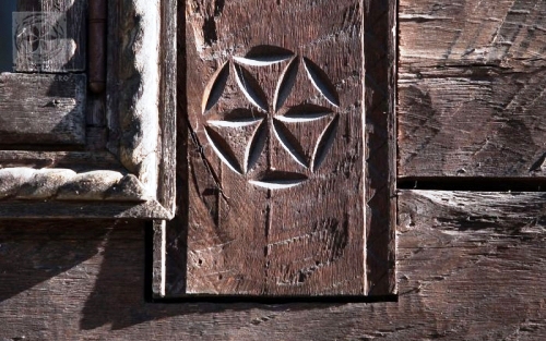 Simbolurile solare sunt prezente şi în arhitectura caselor ţărăneşti. Sursă imagine: www.traditionalromanesc.ro