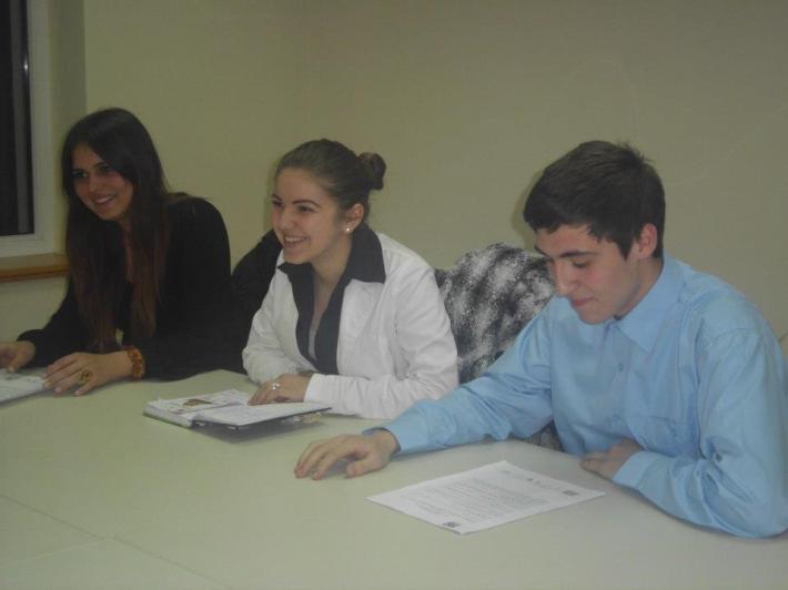 La interviul cu cei de la YouthBank, alături de Camelia Ieremiaş (11B). Sursa imagine: pagină facebook YouthBank