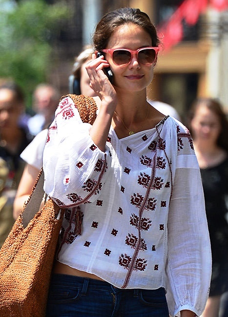 Actriţa Katie Holmes etalează şi ea o ie cu motive tradiţionale româneşti. Sursa imagine: pagina facebook Blouse Roumaine Shop