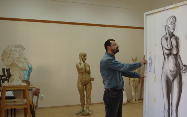 Asistent universitar Marius Vesa, Facultatea de Arte. Sursa imagine: adevarul.ro 