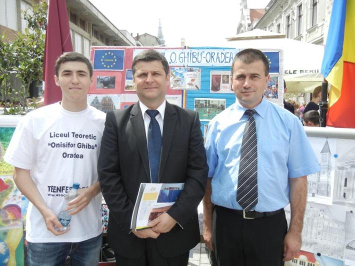 Lorincz Patrich, clasa 11 B la Liceul Onisifor Ghibu, prof. Daniel Negrean, inspector școlar general al județului Bihor, prof. Mircea Pop, director al Liceului Onisifor Ghibu. FOTO: EUGENIA PAȘCA / AGERPRES