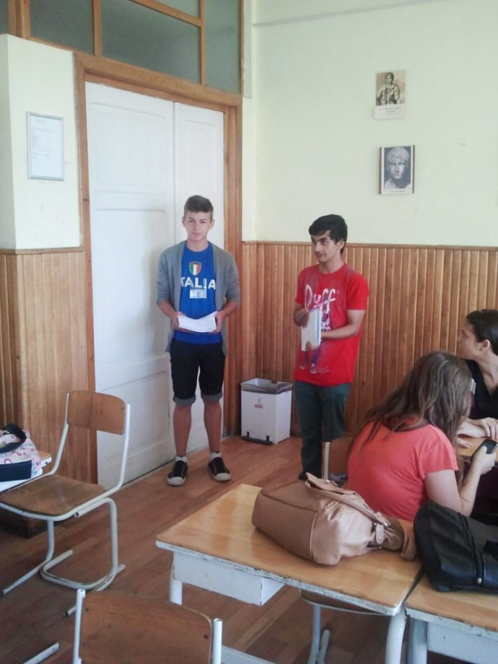 Alin Heredea şi Petru Varga se ocupă cu distribuţia revistei.