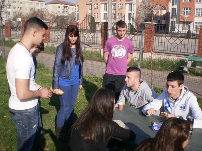 Fosta XII B a Liceului Ghjibu, spre finalul anului şcolar. Foto: Adrian Măruţă