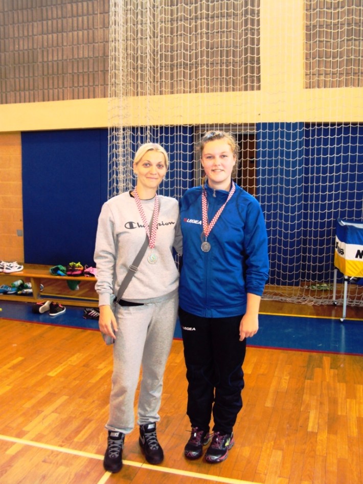 Bianca Suciu alături de antrenoarea sa, prof. Ioana Sanislav