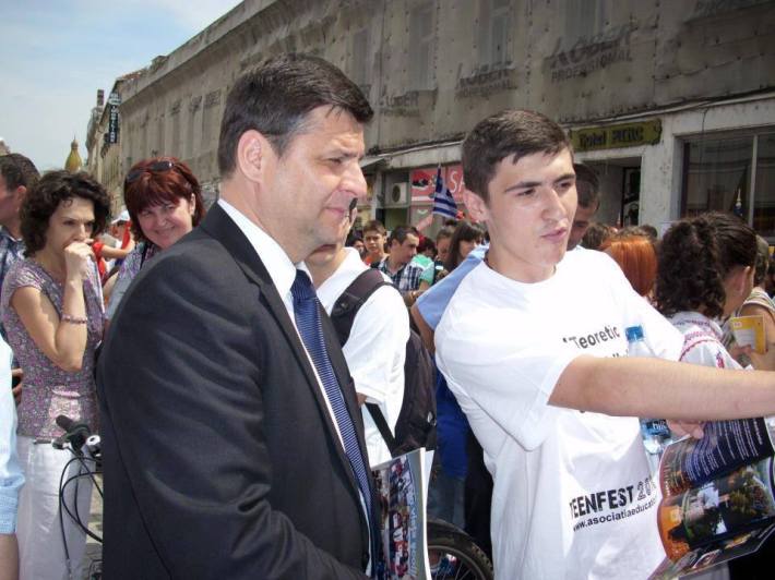 Domnul inspector şcolar general, Daniel Negrean, alături de subsemnatul, la o acţiune de Ziua Europei