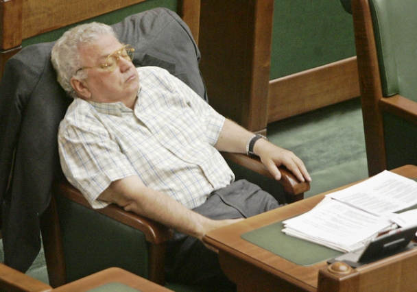 Parlamentar dormind. Sursa imagine: www.mariciu.ro