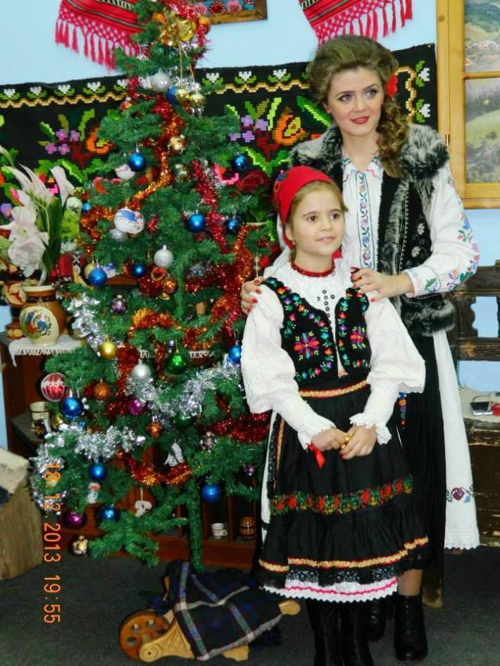 Casiana alături de progesoara sa, Anamaria Gal, în studioul Hora TV