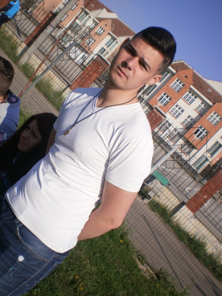 Marius Gavriluţ a absolvit în 2013 secţia Filologie- Jurnalism a Liceului Onisifor Ghibu