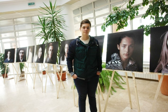 Andrei Ţiburcă în holul Bibliotecii Universităţii Oradea