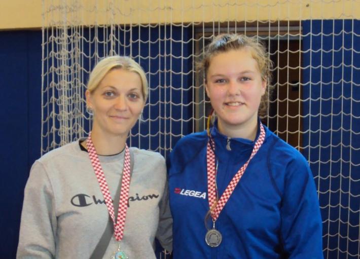 Prof. Ioana Sanislav, antrenor, şi Bianca Suciu , căpitanul echipei de volei gimnaziu