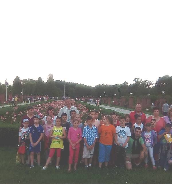 Înv. Iosif Româneac împreună cu elevii, în excursie