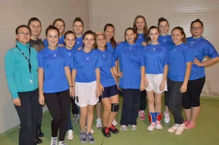 Fetele din echipa şcolii, la Olimpiada Naţionala a Sportului Şcolar, alături de dna profesoară Ladanyi Andrea 