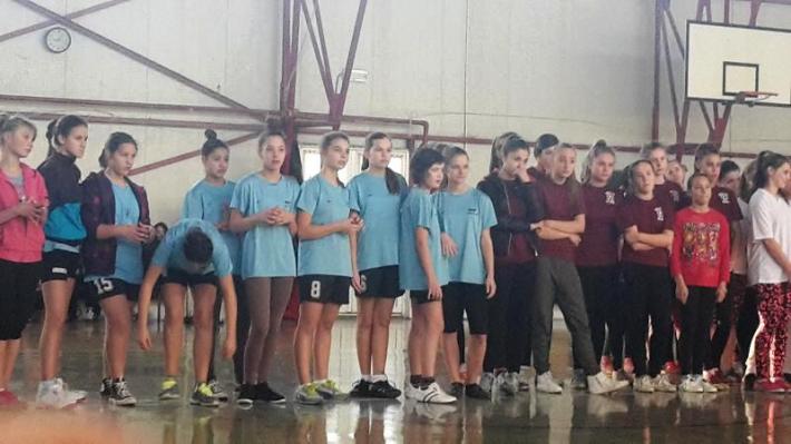 Echipa din Sânmartin, în albastru, şi cea din Ceica, în vişiniu