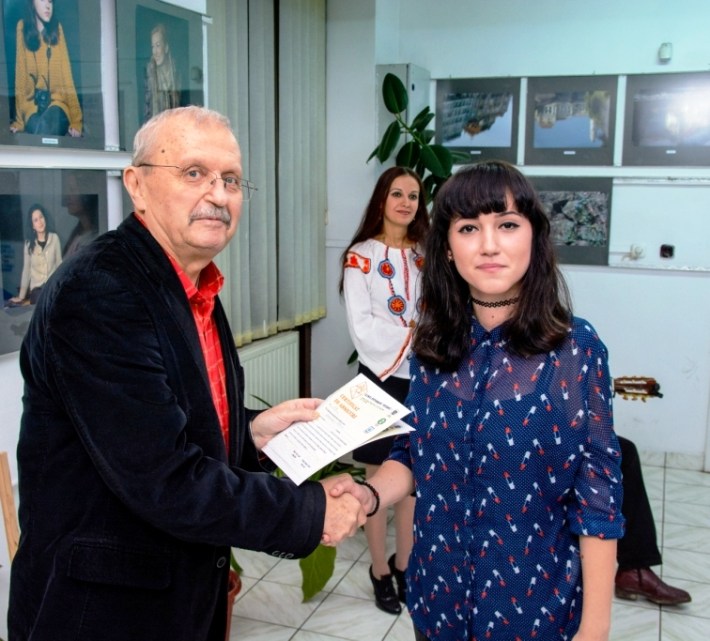 Alături de dl Tóth Ştefan, la vernisajul expoziţiei prilejuite de absolvirea cursului de fotografie