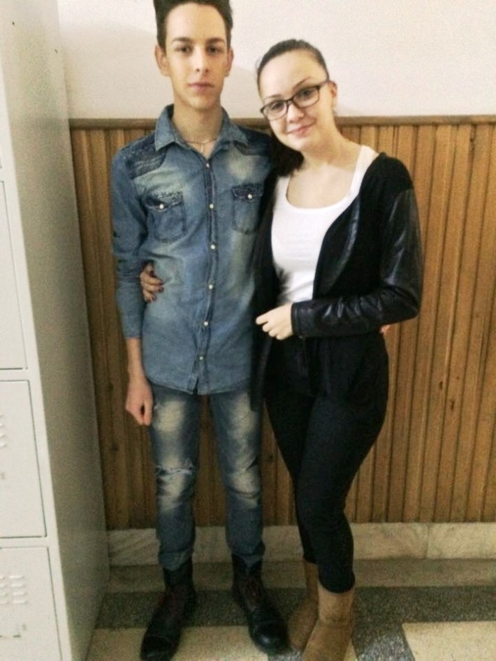 Informaţiia a fost adusa la cunostinţa elevilor printr-o circulară citită de „Cupidon”, Tudor Manea. şi colega sa Foto: OANA TAICHIŞ