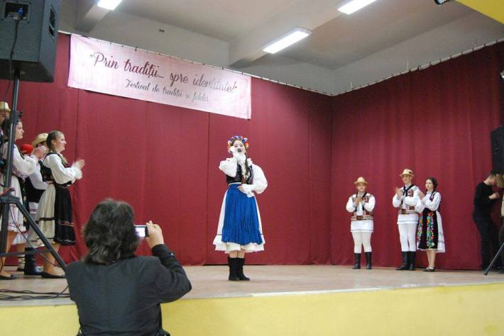 Adina Mihaela Dudauş, la Apahida, judeţul Cluj, cântând „Mărita-m-aş mărita” la Festivalul naţional  „Prin tradiţii... spre  identitate”