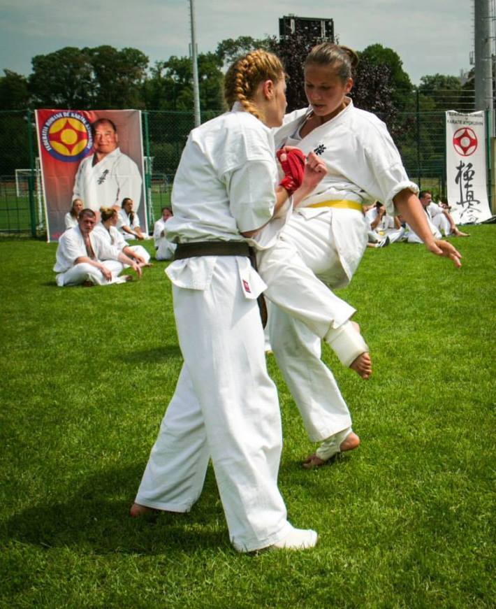 Andreea (fata cu centura galbena)