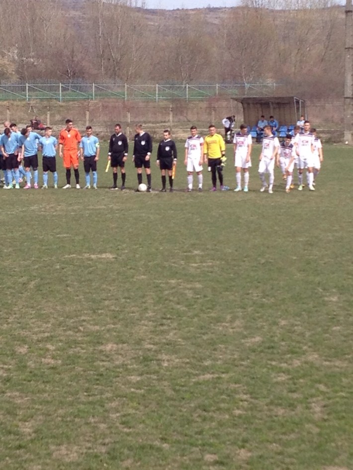 ACS Poli Timisoara (in albastru si negru) si FC Bihor Oradea juniori A (in alb) in momentul intrarii pe teren. Foto: IOANA BLAGA