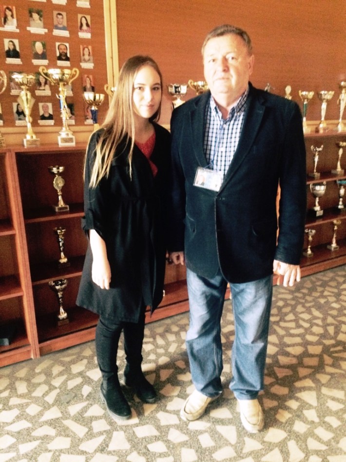 Directorul Liceului Onisifor Ghibu, prof. Ioan Pirtea, alaturi de Larisa Bostan