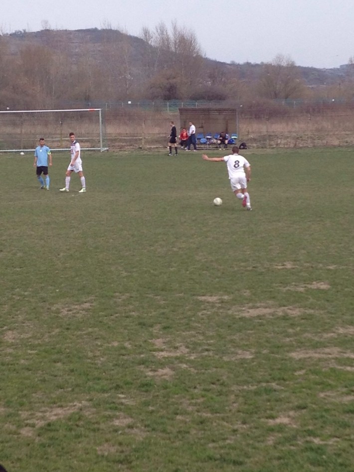 Vlad Cacovean (c) executa lovitura liberă. Foto: IOANA BLAGA