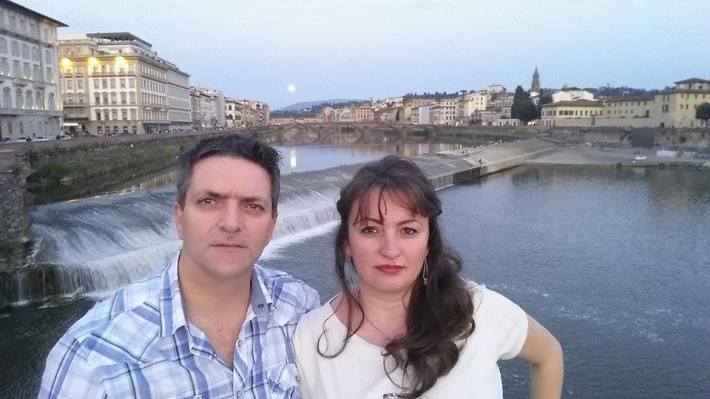 Olimpia & Giuseppe Torcasio pe  râul Arno   lângă Ponte  Vecchio,Firenze, Italia