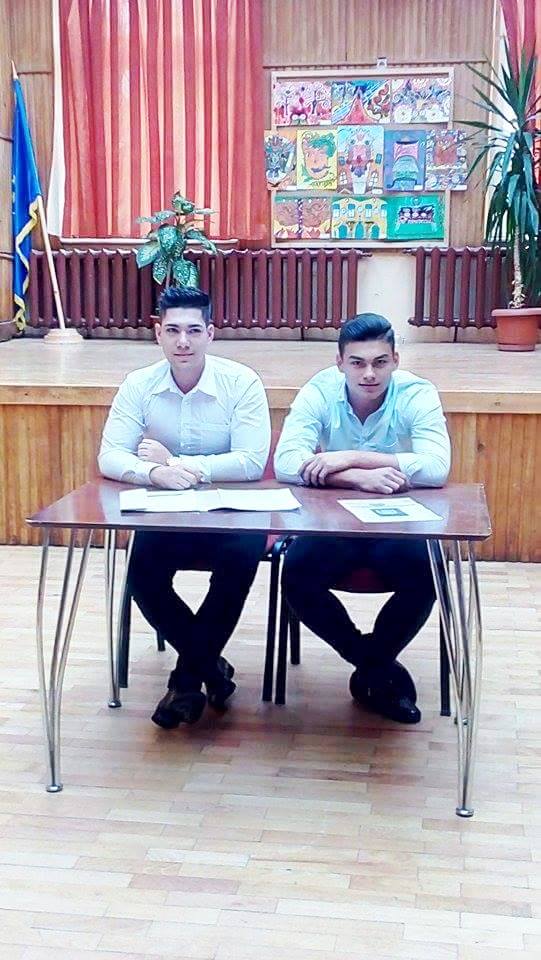 CĂLIN POPA (stânga), la prezentarea discursului său în sala  festivă