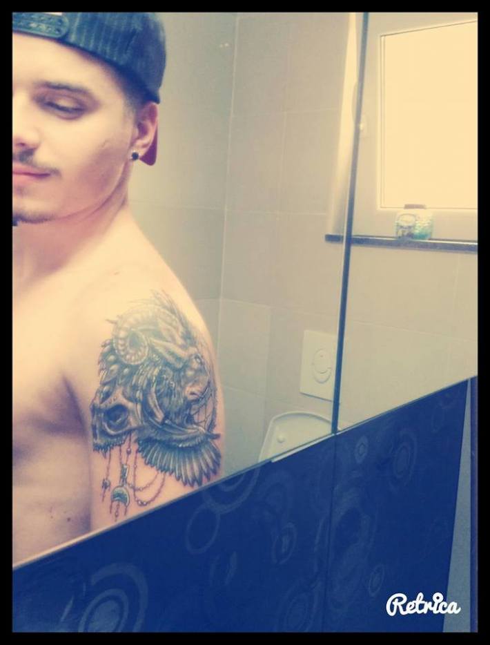 Robert Pup acasă, fotografiindu-şi umărul