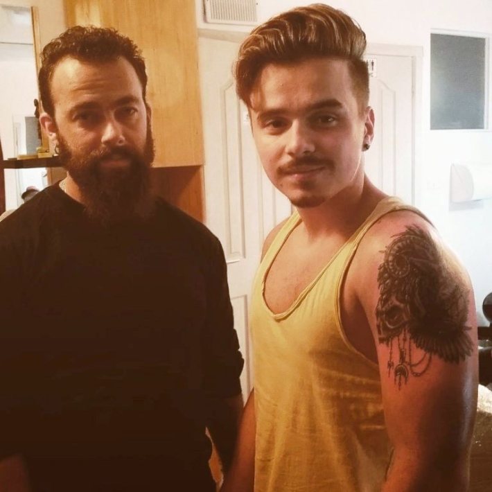 Robert Pup si artistul, dupa realizarea tatuajului