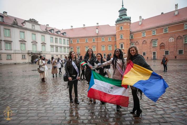 Eliza cu drapelul romaniei in mana