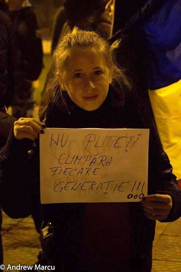 Hadi Kinga tine in mana o pancarda cu   textul „Nu puteti cumpara fiecare generatie”