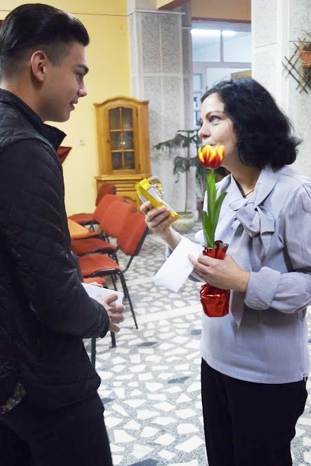 Moga Casian, director al programelor spOrtive, îi ofera o floare profesoarei Mirela Ardelean