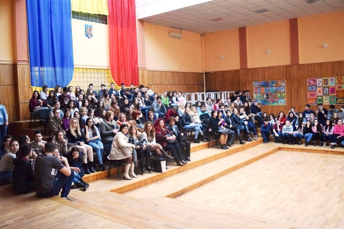 Prezenta elevilor alaturi de cadrele didactice, intr-un moment inedit