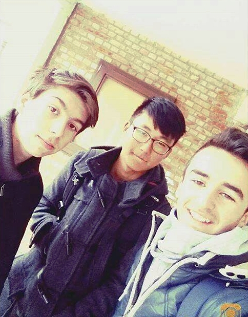 Împreună cu doi prieteni