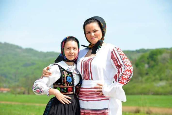 Denisa alîturi de doamna Domina Nemes Silaghi, profesoară de canto