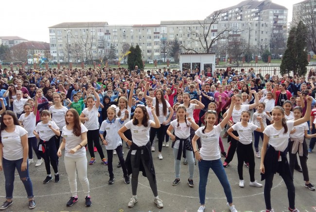 flash-mob-Ghibu-2-650x435