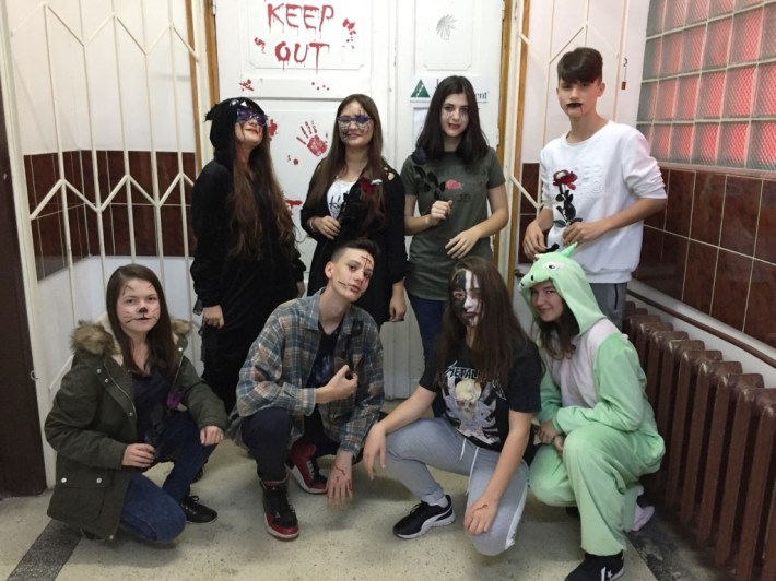 câțiva dintre elevii costumați