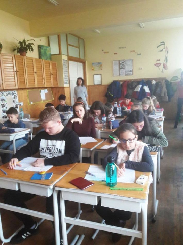 Elevii in timpul concursului (1)